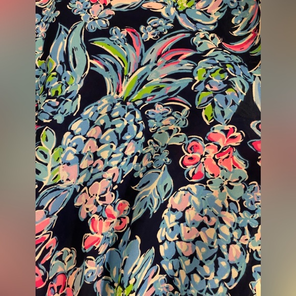 Gorgeous Lilly Pulitzer blouse. Size Medium - Picture 5 of 9